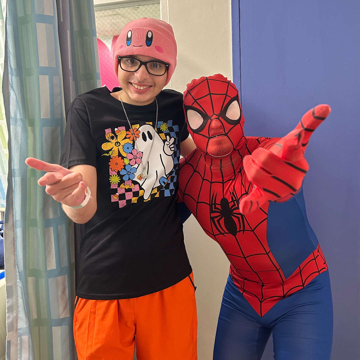 Joven con Spiderman