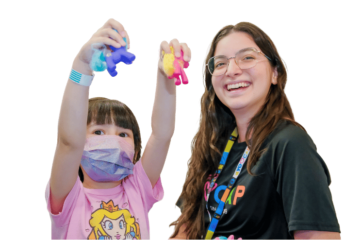 Niña y voluntaria de Fundación CAP jugando juntas